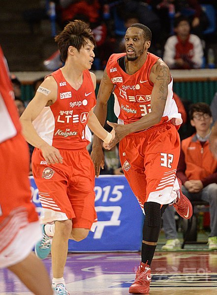 SK 애런 헤인즈(오른쪽)가 14일 잠실학생체육관에서 열린 LG와의 홈경기 도중 득점에 성공한 뒤 김선형과 하이파이브를 하고 있다. SK는 LG를 꺾고 1위 모비스를 1경기차로 추격했다. 잠실｜임민환 기자 minani84@donga.com 트위터 @minani84