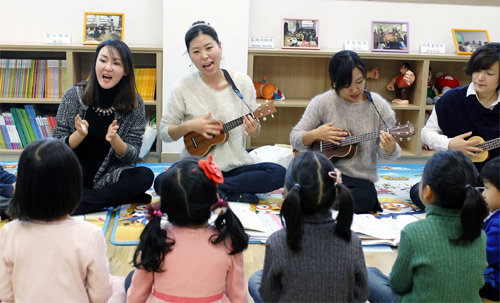 우쿨렐레 품앗이에 참여한 엄마가 연주를 하고 자녀들이 노래를 부르는 모습이 아름답다. 엄마들은 서로의 취미나 특기를 이웃과 공유하며 아이들과 함께 시간을 보낸다. 서대문구 제공
