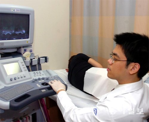 중년 남성이 한 비뇨기과에서 전립샘 질환 검사를 받고 있다. 동아일보DB