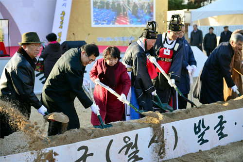 12일 경북 경주시 월성에서 발굴과 복원이 잘되도록 기원하는 고유제를 열고 있다. 발굴은 15일부터 시작한다. 문화재청 제공