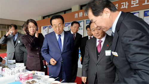 12일 경북도청에서 열린 박사공무원 연구성과 보고회에서 김관용 경북지사(가운데)와 이인선 경제부지사(김 지사 왼쪽)가 독도 왕전복과 동해 대왕문어로 만든 음식을 살펴보고 있다. 경북도 제공