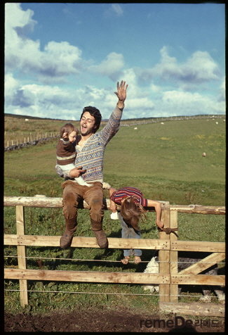 폴 매카트니가 스코틀랜드의 목장에서 딸 메리, 헤더와 행복한 일상을 보내고 있다Mary, Paul and Heather, Scotland ⓒ 1970 Paul McCartne Photographer: Linda McCartney