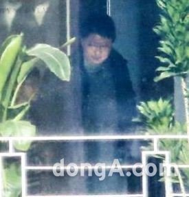 EG 박지만 회장이 오후 검찰 출석을 위해 자택에서 나오는 모습(사진= 전영한 기자)