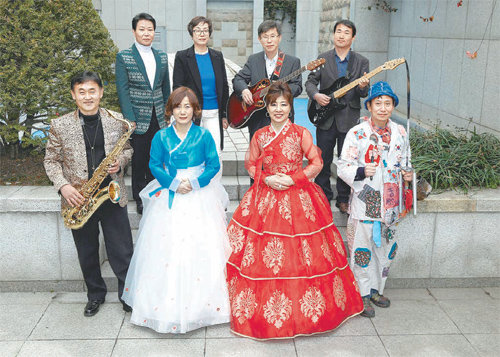 11일 공연 연습을 위해 무대의상을 갖춰 입고 부천시청에 모인 ‘좋은 이들’. 이들은 내년에도 공연 신청을 받으면 어디든지 달려가 음악과 함께 즐거움을 선사할 계획이다. 부천시 제공