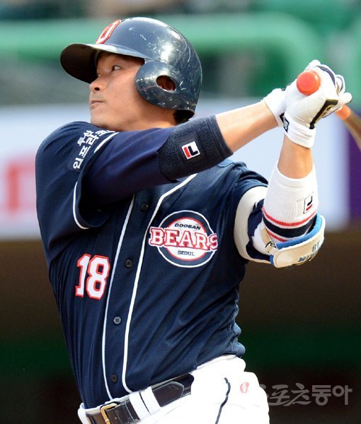 자유계약선수 신분인 김동주가 이적이 유력했던 kt와의 협상에 실패했고, 나머지 8개 구단도 영입을 꺼려하고 있다. 과연 그는 현역연장의 희망을 이어갈 수 있을까. 스포츠동아DB