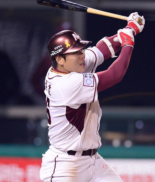 강정호가 마침내 메이저리그 진출을 위한 첫 발을 내디뎠다. 넥센은 15일 한국야구위원회(KBO)에 강정호의 메이저리그 포스팅을 공식 신청했다. 메이저리그 사무국이 포스팅을 공시하면 4일 이내에 구단 입찰액을 받아 KBO에 통보한다. 스포츠동아DB