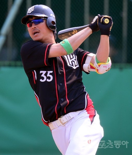 신명철은 제10구단 kt의 창단 멤버라는 자부심을 위해 2014년 시즌 전체를 퓨처스리그에서 보냈다. 프로 13년차 베테랑으로 쉽지 않은 결정이었지만 “단 한 번도 후회한 적이 없다. 오히려 잘 한 결정이라고 생각한다”고 했다. 스포츠동아DB