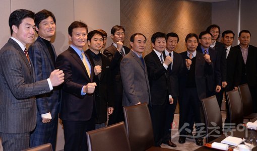 정몽규 대한축구협회장(오른쪽 7번째)은 15일 K리그 감독 및 관계자들과 오찬을 하며 화끈한 공격축구를 당부했다. 임민환 기자 minani84@donga.com 트위터 @minani84