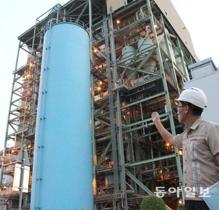 한국전력 필리핀법인이 운영 중인 세부 석탄화력발전소에 대해 법인 직원이 설명하고 있다. 세부=이상훈 기자 january@donga.com