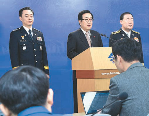 서병수 부산시장(가운데)와 권기선 부산지방경찰청장(왼쪽)이 15일 부산시청 브리핑룸에서 한-아세안 특별정상회의 기간 중 교통 불편을 참아준 시민들에게 감사의 인사를 올렸다. 부산시 제공