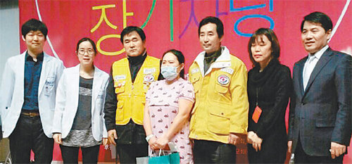 손수진 씨(오른쪽에서 두 번째)가 딸 민지가 남긴 용돈 100만 원을 서울대어린이병원 환아 이예찬 군의 어머니(가운데)에게 전달한 뒤 병원 관계자들과 함께 기념촬영을 하고 있다. 서울대병원 제공