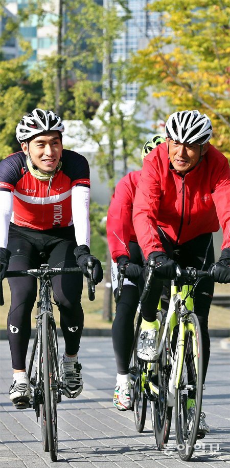 2010년 밴쿠버 겨울올림픽 스피드스케이팅 남자 1만 m 금메달리스트이자 올해 소치 올림픽 남자 팀 추월 은메달리스트인 이승훈(왼쪽)은 사이클 선수 못지않은 심폐 지구력을 자랑한다. 올 시즌을 대비해 체력훈련중이던 이승훈이 10월 그의 도우미를 자처한 한국 사이클의 전설적인 스타 김동환 프로사이클 대표와 함께 라이딩을 하고 있다. 김미옥 기자 salt@donga.com
