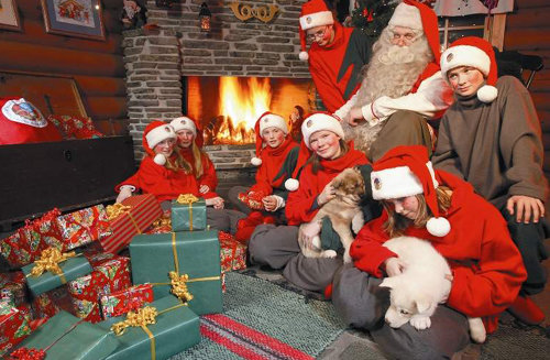 로바니에미의 산타클로스빌리지에 상주하는 산타와 도우미들. 핀란드정부관광청 제공
