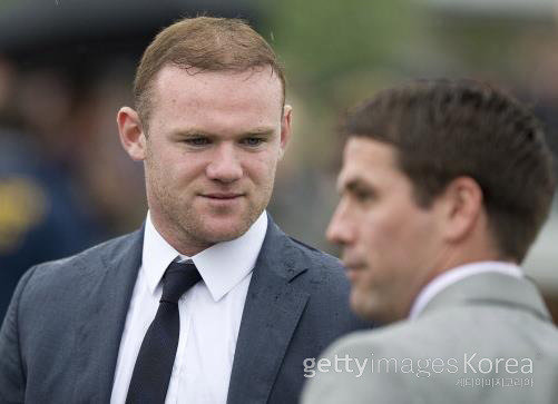 마이클 오웬 바라보는 웨인 루니. 게티이미지코리아.