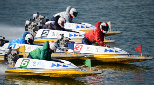 ‘그랑프리 챔피언은 하늘이 내린다’는 말이 있을 만큼 그랑프리는 경정 선수라면 누구나 우승을 꿈꾸는 최고 권위의 대회다. 특히 ‘경정퀸’ 손지영(맨 앞)은 여성선수 최초의 그랑프리 제패를 노리고 있다. 사진제공｜국민체육진흥공단