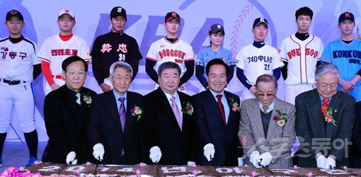 ‘야구인의 밤’ 시상식 대한야구협회는 16일 서울 마포구 서울가든호텔에서 ‘2014 야구인의 밤’ 행사를 열고 ‘이영민타격상’ 등 각 부문 수상자를 시상했다. 이날 행사에는 이병석 대한야구협회 회장(앞줄 왼쪽에서 4번째), 구본능 한국야구위원회 총재(앞줄 왼쪽에서 3번째) 등 많은 야구인들이 참석했다. 김종원기자 won@donga.com 트위터@beanjjun