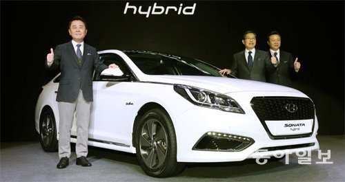 곽진 현대자동차 부사장(왼쪽) 등 현대차 임원들이 16일 서울 강남구 테헤란로 그랜드인터컨티넨탈 서울 파르나스에서 신형 쏘나타 하이브리드를 소개한 뒤 포즈를 취하고 있다. 최혁중 기자 sajinman@donga.com