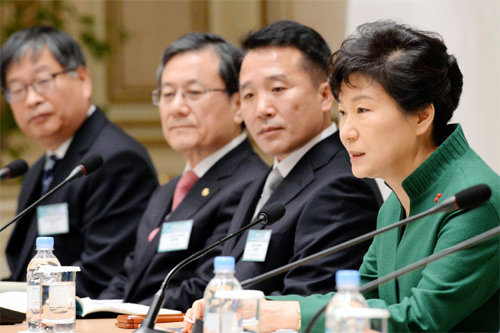 靑 국가과학기술자문회의 16일 청와대에서 열린 제16차 국가과학기술자문회의에서 박근혜 대통령(오른쪽)이 모두 발언을 하고 있다. 박 대통령은 “재난 대응 역할의 핵심은 바로 과학기술”이라며 대형 재난에 대한 예방 및 대응과 관련한 과학기술의 중요성을 강조했다. 청와대사진기자단