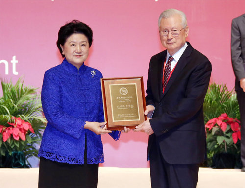 류옌둥 중국 국무원 부총리(공자아카데미 이사장·왼쪽)가 신일희 계명대 총장에게 ‘올해의 공자아카데미’를 시상하고 있다. 계명대 제공