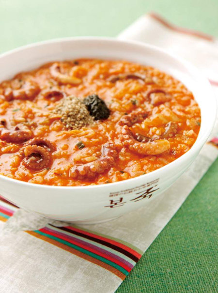 본죽의 대표 해장죽 ‘낙지김치죽’.
