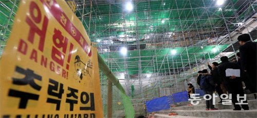 롯데건설 관계자들이 16일 공사장 근로자가 추락해 사망한 서울 송파구 제2롯데월드 쇼핑몰동 8층 콘서트홀 사고 현장을 공개하며 사고 경위와 후속 
조치 상황을 설명하고 있다. 장승윤 기자 tomato99@donga.com