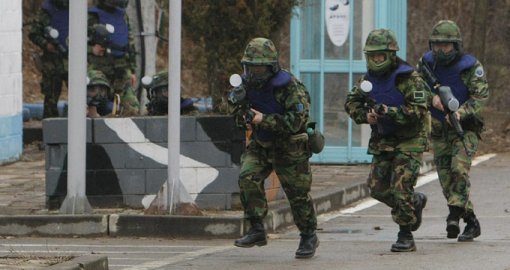 방독면을 쓰고 모의 시가지 전투를 하는 동원예비군(출처= 신동아DB)