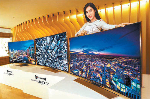 ‘곡선의 미학’을 구현한 삼성전자 커브드 UHD TV는 압도적인 몰입감과 선명한 화질로 올 2월 출시 직후부터 국내외 시장에서 대박을 내면서 삼성 TV가 9년 연속 세계시장 1위를 달성하는 데 일등공신이 됐다. 삼성전자 제공
