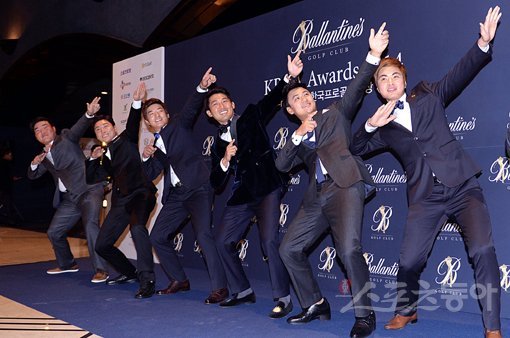 상금왕과 대상을 동반 석권한 김승혁(왼쪽 3번째)을 비롯한 수상자들이 17일 서울 하얏트호텔에서 열린 KPGA 투어 대상 시상식에서 나란히 멋진 포즈를 취하고 있다. 임민환 기자 minani84@donga.com 트위터 @minana84