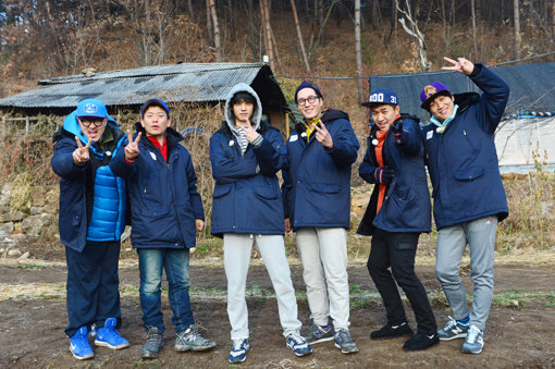 ‘1박2일’ 멤버들이 시즌3 방송 1주년을 기념해 시청자들을 위한 선물을 준비했다. 사진제공｜KBS