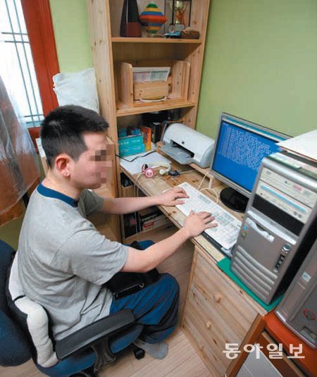 시각장애인 곽남희 씨가 16일 구세군의 드림하우스 지원사업으로 편리하게 개보수된 자신의 방에서 공부하고 있다. 최혁중 기자 sajinman@donga.com