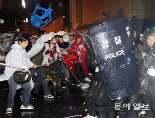 국가는 집회 시위의 자유 적극 보호해야 하지만 폭력 시위는 예외다. 사진은 2008년 미국산 쇠고기 수입 반대 시위대의 폭력적인 모습. 동아일보DB