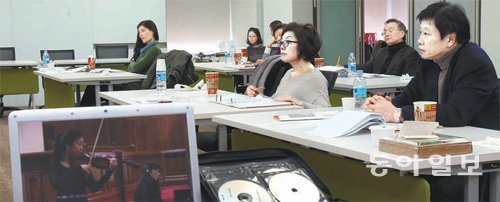 17일 오후 서울 종로구 청계천로 동아미디어센터 20층 CC큐브 회의실에서 ‘LG와 함께하는 제11회 서울국제음악콩쿠르’ DVD 예비심사가 열렸다. 심사위원들이 지원자들의 바이올린 연주를 들으며 채점하고 있다. 홍진환 기자 jean@donga.com