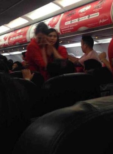 승객이 부은 뜨거운 물에 얼굴을 감싼 승무원. 출처= 중국 웨이보