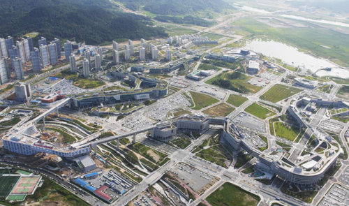 세종특별자치시가 2012년 국무조정실 이전을 시작으로 이달 말까지 법제처 국세청 등 3단계 이전을 마무리하면서 국가 행정중심도시로서의 면모를 확실히 갖추게 됐다. 사진은 하늘에서 내려다 본 정부세종청사 및 주변 지역. 행정중심복합도시건설청 제공