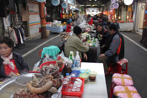 대전도시철도 1호선 대전역에서 내리면 ‘없는 것 빼고 다 있다’는 중앙시장 내 순대좌판 거리가 인기를 모으고 있다.