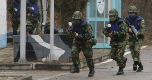 안면보호대를 쓰고 모의 전투를 하는 동원예비군(출처= 신동아DB)