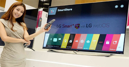 삼성전자와 LG전자가 내년 1월 6일 열리는 ‘CES 2015’에서 새로운 TV용 소프트웨어를 선보인다. 모델이 ‘웹OS 2.0’이 탑재된 LG전자 스마트TV 앞에서 포즈를 취하고 있다. LG전자 제공