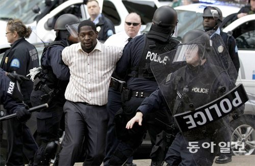 흑인에 대한 경찰의 무자비한 공권력을 규탄하는 시위가 미국 전역으로 확대되고 있다. 미국 미주리 주 세인트루이스 시내에서 경찰이 시위 참가자를 연행하고 있다. 동아일보DB
