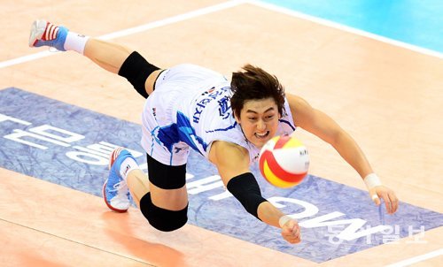 ‘수비 꼴찌’ 삼성화재가 1위를 달리는 데는 세터 유광우의 힘이 크다. 유광우는 어떤 위치, 어떤 상황에서든 공격수가 가장 때리기 편한 공을 올려주는 세터로 평가받는다. 동아일보DB