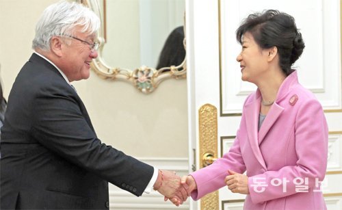 박근혜 대통령이 19일 청와대에서 미국 정계의 대표적 친한파 인사인 마이클 혼다 미 하원의원(민주당)을 만나 악수하고 있다. 신원건 기자 laputa@donga.com
