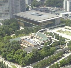 일본 총리 관저. 앞쪽 건물이 숙소용이고 뒤쪽이 집무용이다. 둥그런 모양이 영기(신기)가 집중되는 곳이다.