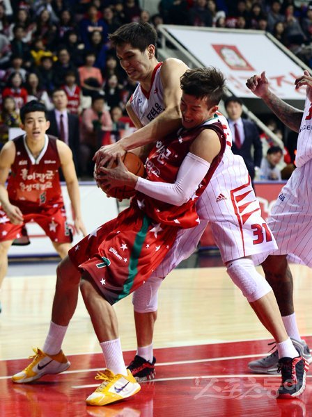 오리온스 장재석(흰색 유니폼)과 KGC 박찬희가 21일 안양체육관에서 열린 2014∼2015 KCC프로농구에서 볼을 차지하기 위해
 격렬한 몸싸움을 벌이고 있다. 안양｜김민성 기자 marineboy@donga.com 트위터 @bluemarine007