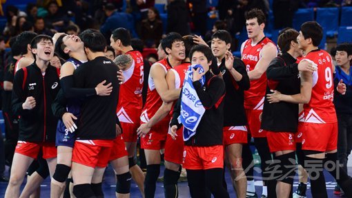 LIG 선수들이 21일 천안유관순체육관에서 열린 V리그 남자부 현대캐피탈전에서 세트스코어 3-2로 승리한 뒤 함께 기뻐하고 있다. LIG는 천안에서만 26연패를 기록하다 감격적인 첫 승을 기록했다. 천안｜김종원 기자 won@donga.com 트위터 @beanjjun