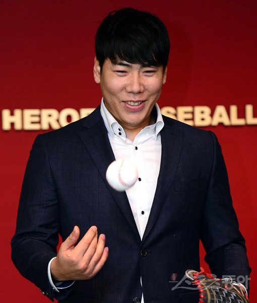 ‘메이저리그 도전의 시작!’ 강정호(넥센)가 21일 목동구장에서 열린 메이저리그 포스팅 결과 수용에 따른 기자회견에서 정장차림으로 글러브와 공을 다루면서 환하게 웃고 있다. 목동｜김민성 기자 marineboy@donga.com 트위터 @bluemarine007