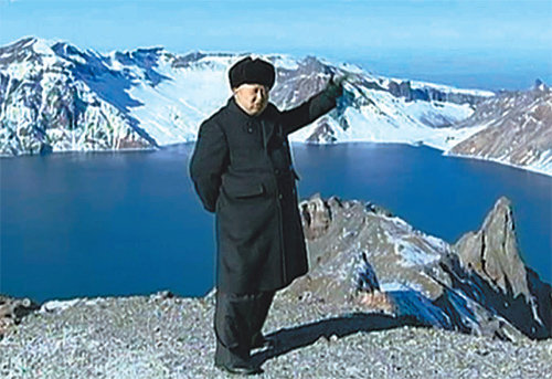 ‘혁명성지’ 백두산 오른 김정은 북한 김정은 노동당 제1비서가 김정일 사망 3주기(17일)에 앞서 
지난달 말 백두산에 오른 모습이 20일 공개됐다. 김정은이 북한에서 ‘혁명의 성산’으로 꼽히는 백두산에 오른 것은 자신의 시대가 
개막했음을 알리려는 상징적인 행동이라는 해석이 나오고 있다. 조선중앙TV 화면 캡처