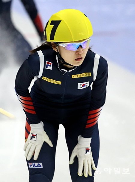 ‘쇼트트랙 여왕’ 심석희를 위협하는 경쟁 상대로 성장한 ‘괴물 여고생’ 최민정이 21일 쇼트트랙 월드컵 4차 대회 여자 1500m 결승에서 1위로 결승선을 통과한 뒤 숨을 고르고 있다. 김미옥 기자 salt@donga.com