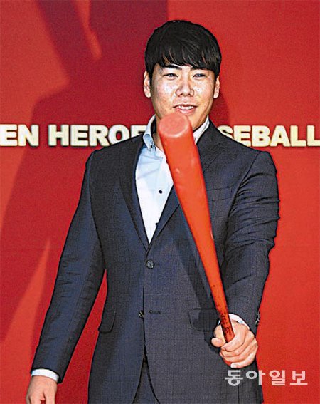 메이저리그 사무국으로부터 포스팅(비공개 경쟁 입찰) 응찰액 500만2015달러를 제시받은 넥센 강정호가 21일 목동야구장에서 열린 기자회견에 앞서 방망이를 들고 포즈를 취하고 있다. 김민성 스포츠동아 기자 marineboy@donga.com