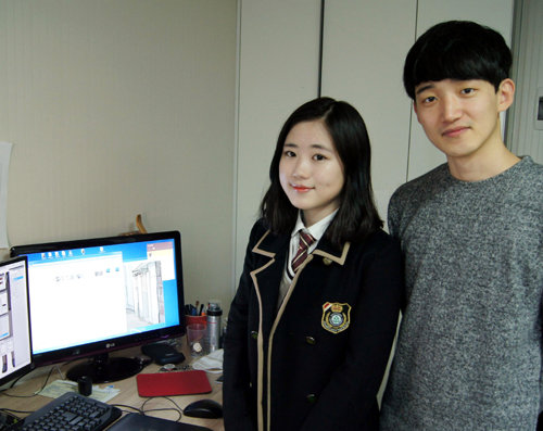 전선욱 웹툰 작가(오른쪽)를 만난 서울 정의여고 2학년 천응경 양.