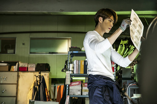 24일 개봉하는 영화 ‘기술자들’ 김우빈의 파워가 기대이상이다. 박스오피스 1위를 기록한 ‘국제시장’을 예매율 2위로 끌어내리고 그 자리를 차지했다. 사진제공｜트리니티엔터테인먼트
