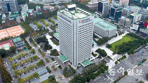 서울 강남 노른자 땅이라고는 하지만 10조5500억 원이라는 액수는 수많은 사람을 놀라게 했다. 현대자동차그룹은 ‘승자의 저주’를 피할 수 있을까. 현대차그룹이 사들인 한국전력 터의 전경. 동아일보DB